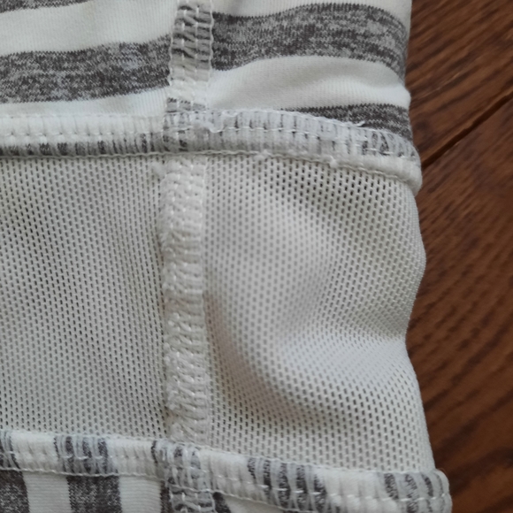 RARE Lululemon tank, Size 6, grey and white stripes - Picture 7 of 10